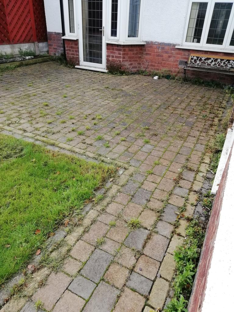 photo of a block paving drive before it was cleaned